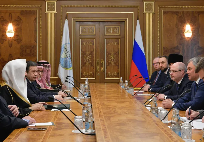 صاحب الفضيلة والمعالي الشيخ الدكتور محمد بن عبدالكريم العيسى أثناء اجتماعه في موسكو بدولة رئيس مجلس الدوما الروسي السيد فياتشيساف فولودين