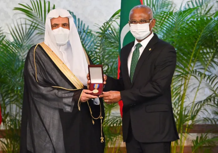 فخامة رئيس جمهورية المالديف السيد إبراهيم صالح خلال مراسم تقليد صاحب الفضيلة والمعالي الشيخ الدكتور محمد بن عبد الكريم العيسى وسام شرف الجمهورية