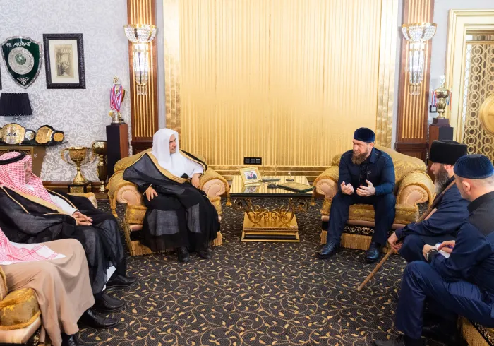 فخامة الرئيس الشيشاني السيد رمضان قاديروف مستقبلاً صاحب الفضيلة والمعالي الشيخ الدكتور محمد بن عبد الكريم العيسى في القصر الرئاسي بالعاصمة غروزني