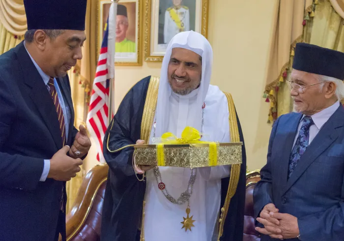 صاحب الفضيلة والمعالي الشيخ الدكتور محمد بن عبد الكريم العيسى، خلال مراسم تقليده وسام الدولة من قبل جلالة سلطان ماليزيا بأعلى الدرجات وهو لقب داتو سرى