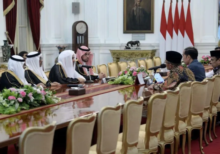 جانب من الاجتماع الذي عقده فخامة الرئيس الإندونيسي السيد جوكو ويدودو وصاحب الفضيلة والمعالي الشيخ الدكتور محمد بن عبد الكريم العيسى، في القصر الرئاسي بالعاصمة جاكرتا