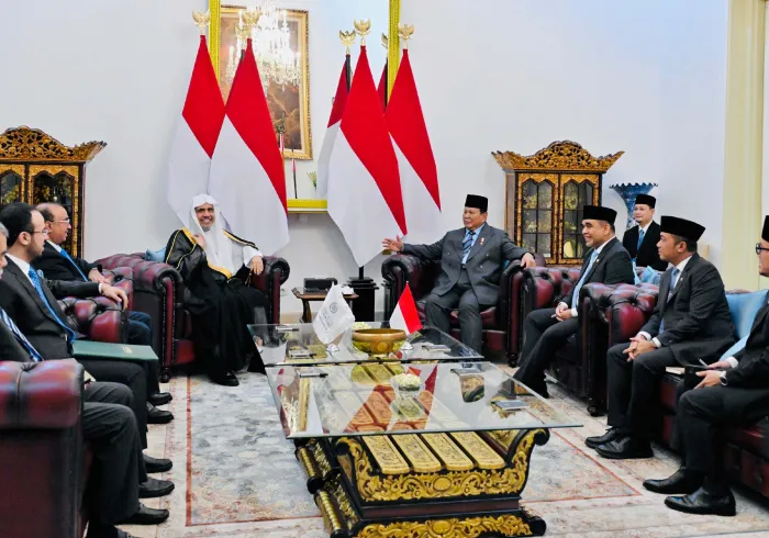 صاحب الفضيلة والمعالي، الشيخ الدكتور محمد بن عبدالكريم العيسى خلال اجتماعه مع فخامة رئيس جمهورية إندونيسيا، السيد برابوو سوبيانتو، في القصر الجمهوري بالعاصمة «جاكرتا»