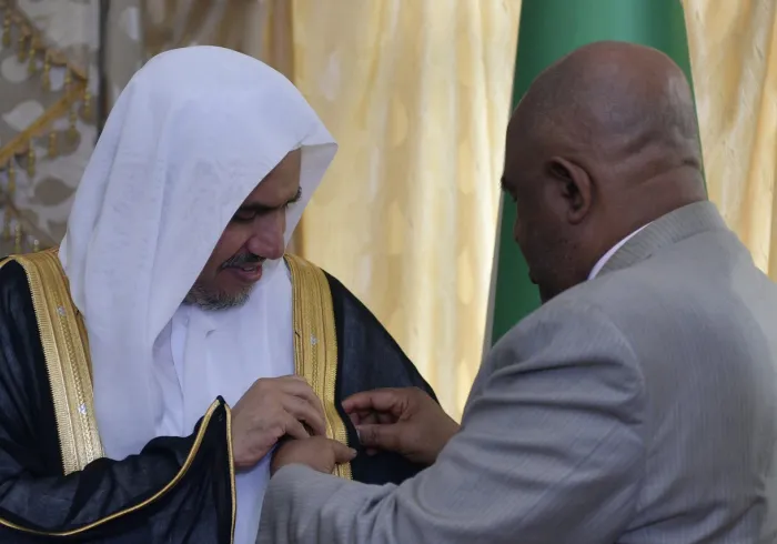 فخامة رئيس جمهورية القمر المتحدة السيد عثمان غزالي يقلد صاحب الفضيلة والمعالي الشيخ الدكتور محمد بن عبد الكريم العيسى، وسام الدولة، في احتفاء رسمي احتضنته العاصمة موروني