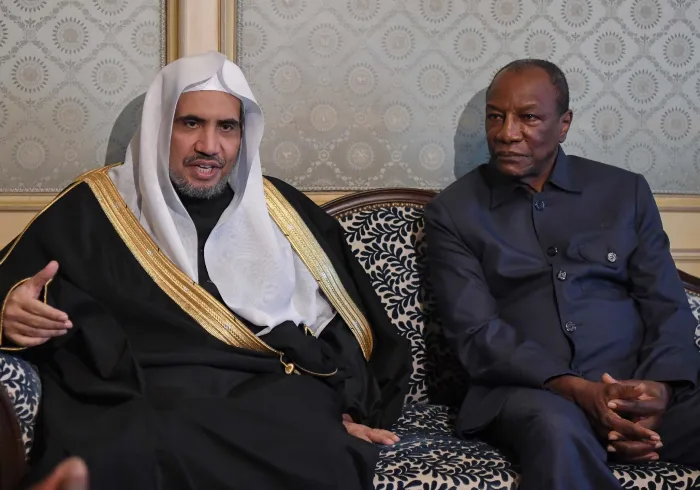 فخامة رئيس جمهورية غينيا السيد ألفا كوندي مستقبلاً صاحب الفضيلة والمعالي الشيخ الدكتور محمد بن عبد الكريم العيسى