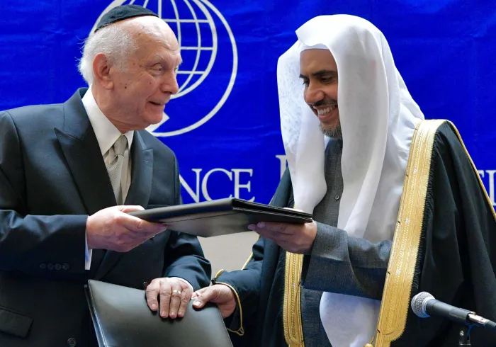صاحب الفضيلة والمعالي الشيخ الدكتور محمد بن عبد الكريم العيسى عقب توقيع اتفاقية تعاون مع الحاخام الأكبر آرثر شناير في نيويورك