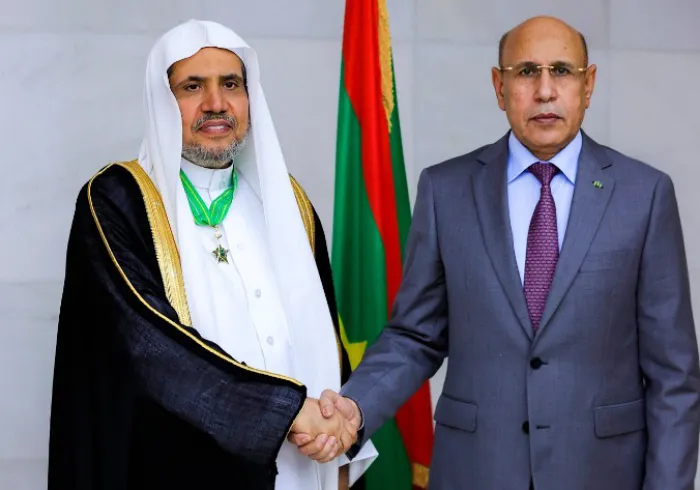 صاحب الفضيلة والمعالي الشيخ الدكتور محمد بن عبد الكريم العيسى، وفخامة الرئيس الموريتاني السيد محمد ولد الشيخ الغزواني، بعد مراسم تقليد الدكتور العيسى أعلى أوسمة الجمهورية الموريتانية