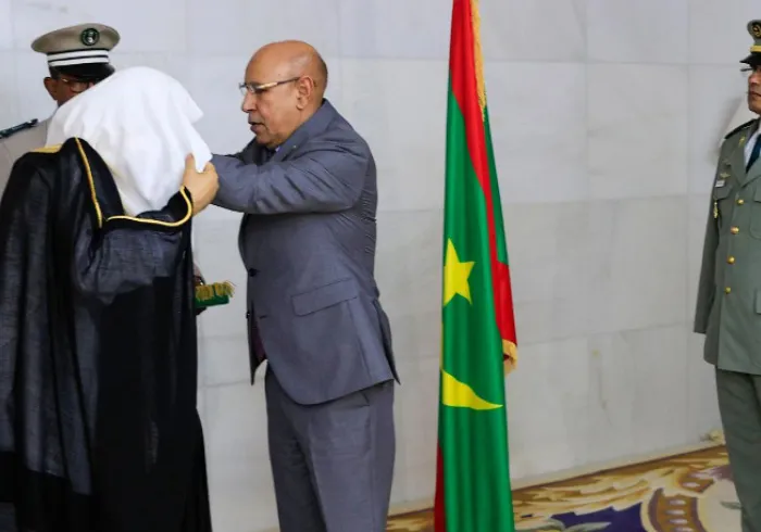 فخامة رئيس الجمهورية الإسلامية الموريتانية السيد محمد ولد الشيخ الغزواني يقلّد صاحب الفضيلة والمعالي الشيخ الدكتور محمد بن عبد الكريم العيسى، وسام الاستحقاق الوطني، خلال مراسم رسمية بقصر الرئاسة في نواكشوط