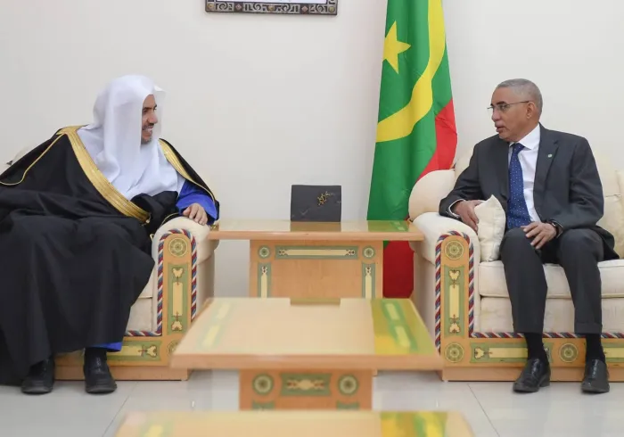 دولة رئيس الوزراء الموريتاني السيد يحيى ولد أحمد، مستقبلاً صاحب الفضيلة والمعالي الشيخ الدكتور محمد بن عبد الكريم العيسى في مقر الحكومة بنواكشوط