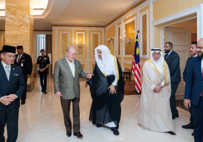 صاحب الفضيلة معالي الشيخ الدكتور محمد بن عبدالكريم العيسى أثناء لقائه بملك ماليزيا جلالة السلطان ابراهيم في القصر الملكي بكوالالمبور
