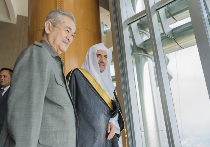 دولة رئيس الوزراء الماليزي السيد عبدالله بدوي مستضيفاً صاحب الفضيلة والمعالي الشيخ الدكتور محمد بن عبد الكريم العيسى أثناء زيارته لماليزيا