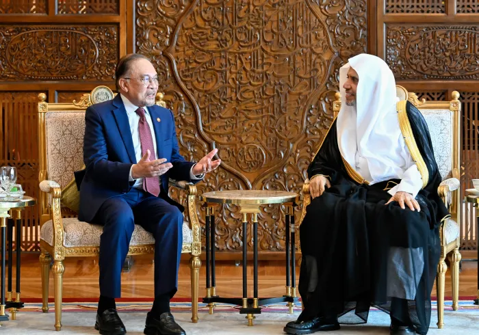 صاحب الفضيلة والمعالي، الشيخ الدكتور محمد بن عبدالكريم العيسى، خلال اجتماعه مع دولة رئيس وزراء ماليزيا، داتو سري أنور إبراهيم، في القصر الرئاسي بالعاصمة الماليزيّة "كوالالمبور"