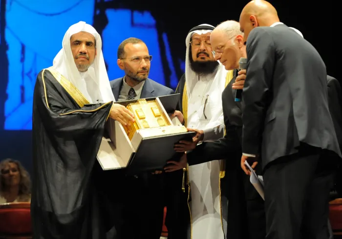 صاحب الفضيلة والمعالي الشيخ الدكتور محمد بن عبد الكريم العيسى لحظة استلامه جائزة غاليليو العالمية في فلورنسا بإيطاليا