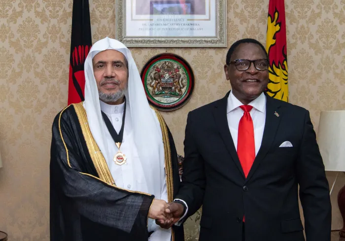 فخامة رئيس جمهورية مالاوي السيد لازاروس ماكارثي تشاكويرا يقلّد صاحب الفضيلة والمعالي الشيخ الدكتور محمد بن عبدالكريم العيسى وسام الجمهورية تقديرًا لجهوده الإنسانية