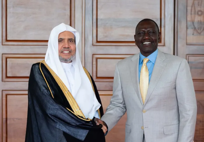 فخامة رئيس جمهورية كينيا السيد وليام روتو مرحّباً بصاحب الفضيلة والمعالي الشيخ الدكتور محمد بن عبدالكريم العيسى عند مدخل القصر الرئاسي