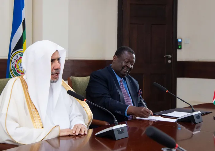 دولة رئيس وزراء جمهورية كينيا السيد موساليا مودافادي خلال لقائه بصاحب الفضيلة والمعالي الشيخ الدكتور محمد بن عبدالكريم العيسى في مقر الحكومة بنيروبي
