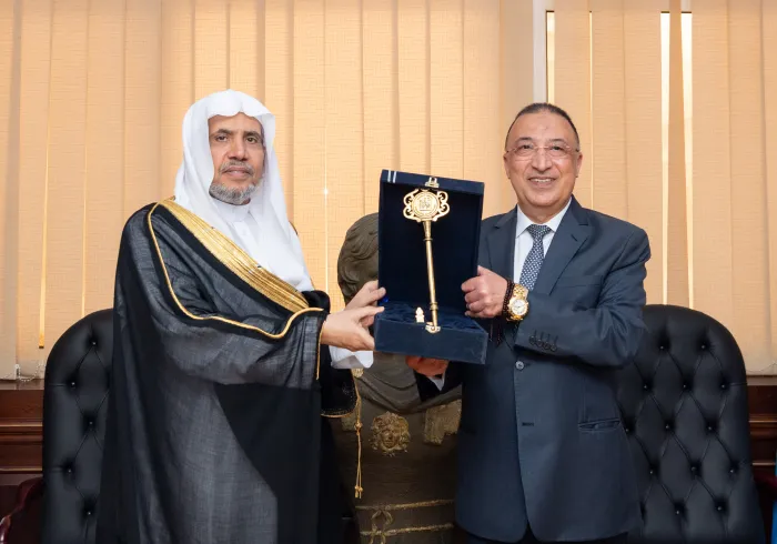 صاحب الفضيلة معالي الشيخ الدكتور محمد بن عبدالكريم العيسى أثناء استلامه مفتاح مدينة الإسكندرية المصرية من معالي محافظ المدينة السيد محمد الشريف