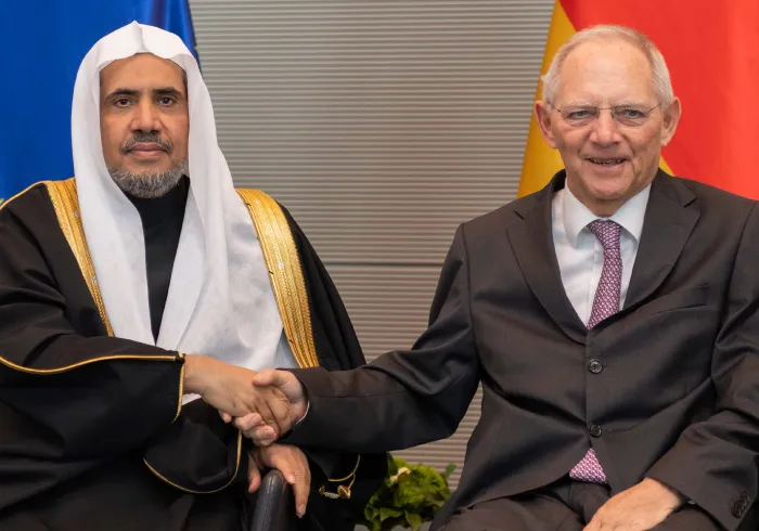 معالي رئيس البرلمان الألماني السيد فولفجانج شويبله مرحباً في مبنى البرلمان بصاحب الفضيلة والمعالي الشيخ الدكتور محمد بن عبد الكريم العيسى، وقد أعقب ذلك حوار مفتوح ومطول مع فضيلة الشيخ العيسى
