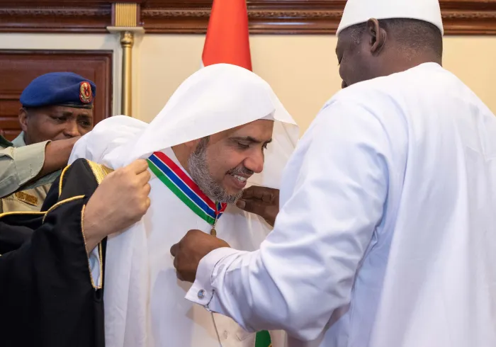 فخامة رئيس جمهورية غامبيا السيد أداما بارو، يقلد صاحب الفضيلة والمعالي الشيخ الدكتور محمد بن عبد الكريم العيسى، وسام «سفير السلام الدولي»، في احتفاء دولي كبير استضافته العاصمة بانغول