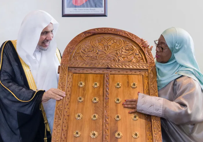 فخامة رئيسة جمهورية تنزانيا الاتحادية، الدكتورة سامية صولوحو، تقدّم لصاحب الفضيلة والمعالي الشيخ الدكتور محمد بن عبدالكريم العيسى، هدية الرئاسة التنزانية في القصر الرئاسي بدار السلام