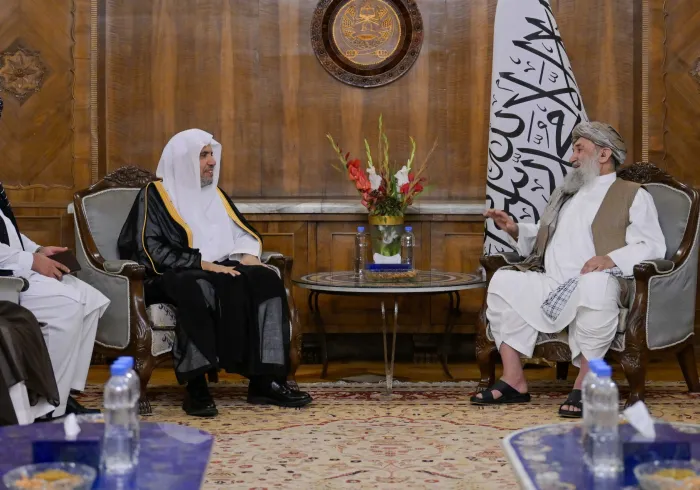 صاحب الفضيلة والمعالي الشيخ الدكتور محمد بن عبدالكريم العيسى يلتقي رئيس الوزراء الأفغاني، الما محمد حسن آخوند، في قصر رئاسة الوزراء بالعاصمة كابل