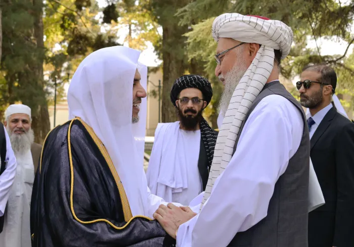 صاحب الفضيلة والمعالي الشيخ الدكتور محمد بن عبدالكريم العيسى خلال لقاءِ نائب رئيس الوزراء الأفغاني، الملا عبدالسلام حنفي، في قصر «شهار شنار» بمجمع رئاسة الوزراء بالعاصمة كابل