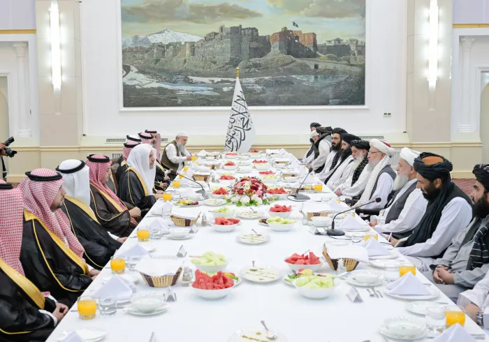 قيادات الحكومة الأفغانية وعلمائهم يحتفلون بزيارة صاحب الفضيلة والمعالي الشيخ الدكتور محمد بن عبدالكريم العيسى للعاصمة كابل