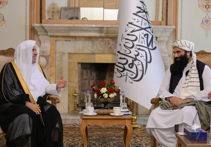 صاحب الفضيلة والمعالي الشيخ الدكتور محمد بن عبدالكريم العيسى يلتقي معالي وزير الداخلية الأفغاني، الشيخ سراج الدين حقاني، في قصر «شهار شنار» بالعاصمة كابل