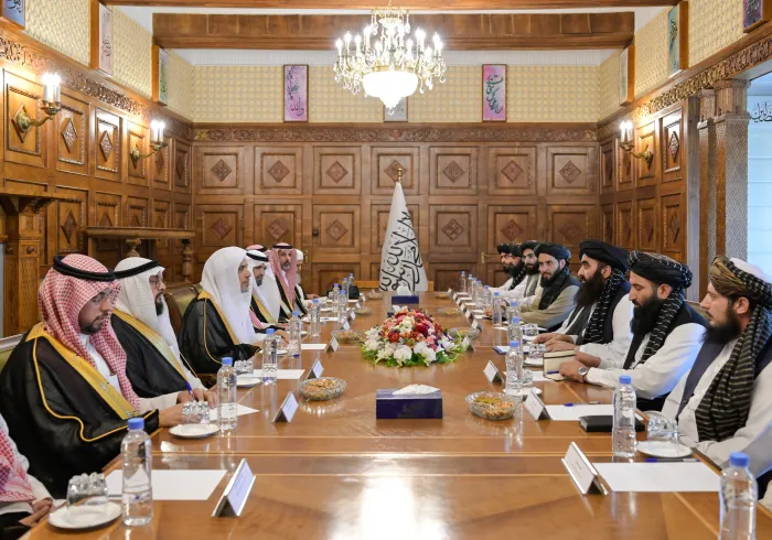صاحب الفضيلة والمعالي الشيخ الدكتور محمد بن عبدالكريم العيسى يلتقي عدداً من علماء أفغانستان بحضور وزير الخارجية الأفغاني، المولوي أمير خان متقي، في المقر الأول لمجلس الأمن في قصر رئاسة الوزراء بالعاصمة كابل