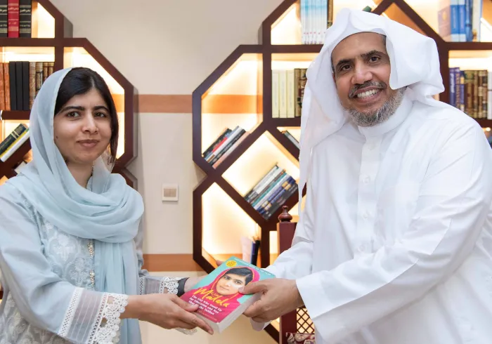 صاحب الفضيلة والمعالي الشيخ الدكتور محمد بن عبدالكريم العيسى يتس لَم نسخة من كتاب الناشطة العالمية في تعليم الفتيات، السيدة ملالا يوسفزي