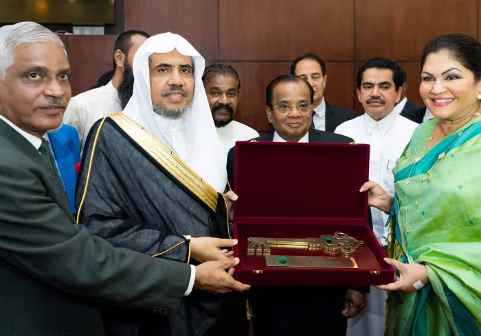 عمدة كولومبو تحتفي بمعالي الشيخ الدكتور محمد بن عبدالكريم العيسى بحضور حاكم كولومبو وكبار الشخصيات وأعضاء السلك الدبلوماسي، وتسلم مفتاح العاصمة لمعاليه