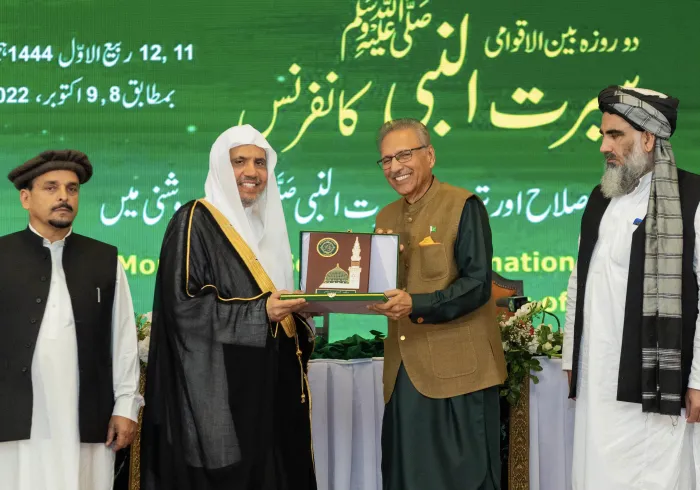 بحضور فخامة الرئيس: معالي الأمين العام رئيس هيئة علماء المسلمين الشيخ د. محمد العيسى يحلُّ ضيفاً “رئيساً” على باكستان في مؤتمرها العالمي للسيرة النبوية بمشاركة نخبة من كبار العلماء، وأعضاءِ الحكومة والبرلمان، والسِّلك الدبلوماسي.