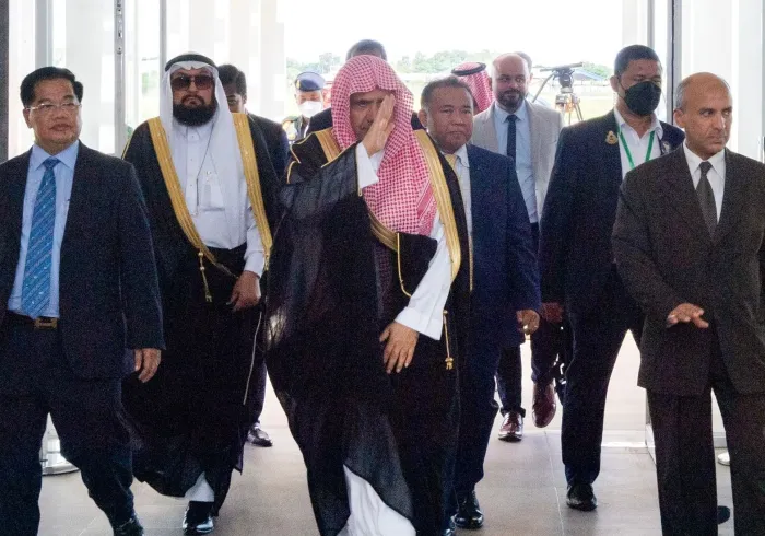 Suite à une invitation officielle,cheikh Mohammad Alissa est arrivé à l’aéroport de Phnom Penh avec une délégation de la LIM