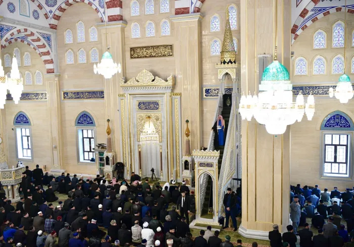 معالي الشيخ د. محمد العيسى يلقي خطبة  الجمعة في الجامع الكبير بمدينة غروزني بجمهورية الشيشان بحضور فخامة الرئيس الشيشاني