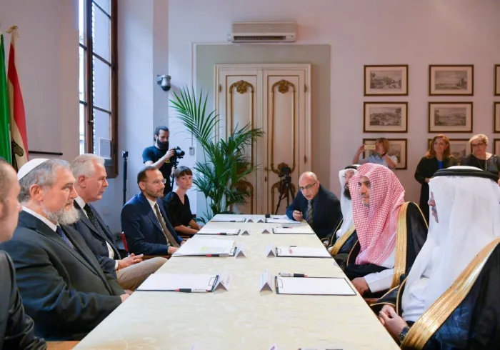 Le Président de la Région de Toscane en Italie recevant le SG de la LIM au parlement de Florence pour traiter des relations civilisationnelles entre le l’Occident et le Moyen-Orient