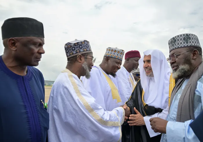 ‏وصل معالي الأمين العام، رئيس هيئة علماء المسلمين، فضيلةُ الشيخ د.⁧‫محمد العيسى‬⁩‬⁩ إلى العاصمة النيجيرية "أبوجا"، لعدد من الفعاليات.  ‏كان في استقباله ووفد الرابطة جمعٌ من أصحاب الفضيلة والمعالي من العلماء وحكام الولايات، وعدد من الوزراء وأعضاء البرلمان، ومجلس الشيوخ.