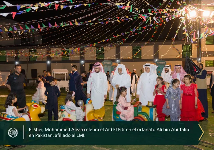 Foto de la celebración del Sheij Dr. Mohammed Al-Issa, SG de la LMI, en la festividad del Aid El Fitr en el orfanato Ali bin Abi Talib en Pakistán, que cuenta con cerca de 4600 huérfanos: