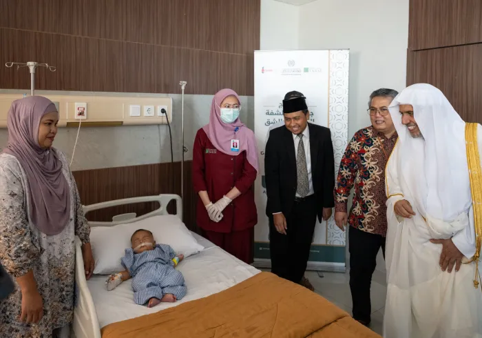 ‏تفقد معالي الأمين العام لرابطة العالم الإسلامي، رئيس هيئة علماء المسلمين، فضيلة الشيخ د. ⁧‫محمد العيسى‬⁩ ⁦‪‬⁩، عدداً من البرامج الصحية للرابطة في المستشفيات الإندونيسية "
