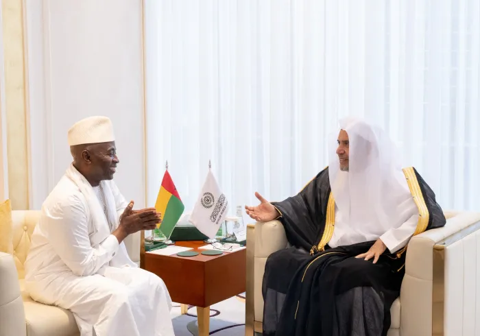 استقبل معالي الأمين العام، رئيس هيئة علماء المسلمين، فضيلة الشيخ د.⁧‫محمد العيسى‬⁩ ⁦‬⁩، في مكتبه، سعادةَ سفير جمهورية غينيا بيساو لدى المملكة العربية السعودية، السيد دينو سيدي