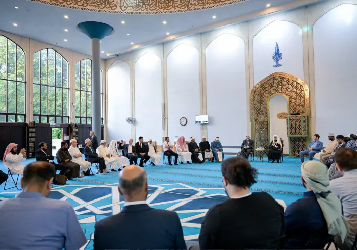 Les responsables musulmans britanniques accueillent le Secrétaire général de la Ligue islamique mondiale au Centre islamique de la capitale, Londres.