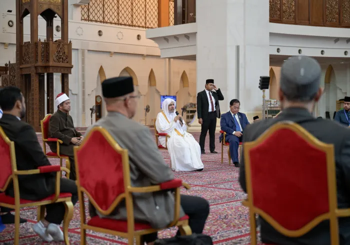 Après avoir prononcé le sermon du vendredi devant les fidèles et dirigé la prière dans la plus grande mosquée de la capitale malaisienne, Kuala Lumpur :