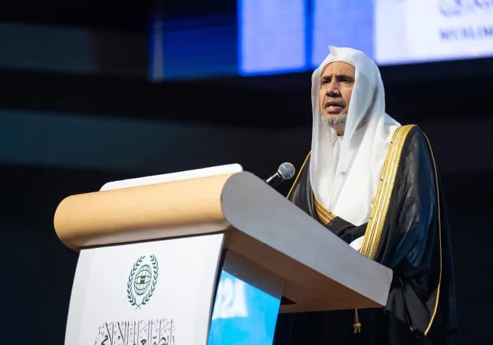 La Ligue islamique mondiale a conclu le forum par la remise des diplômes de la première promotion du programme « Certificat d’accréditation  coranique », qui a réuni une élite de mémorisateurs et mémorisatrices du Livre d’Allah ayant obtenu l’ijâzah avec une chaîne de transmission ininterrompue jusqu’aux imams des lectures coraniques