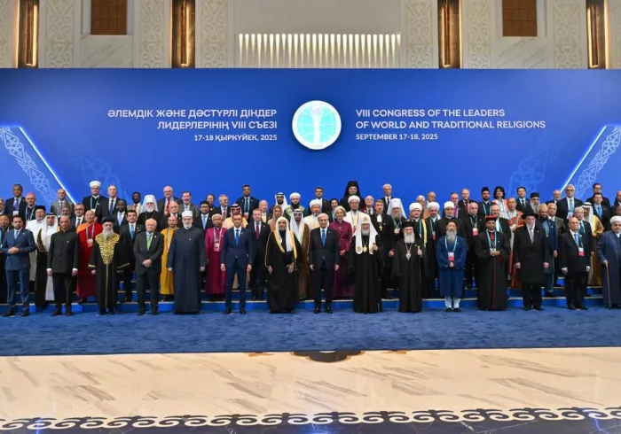 Le Secrétaire général de la Ligue islamique mondiale, Président de l’Organisation des savants musulmans, le cheikh Mohammed Al-Issa s’adressant aux participants de la séance inaugurale du « Sommet mondial des religions »