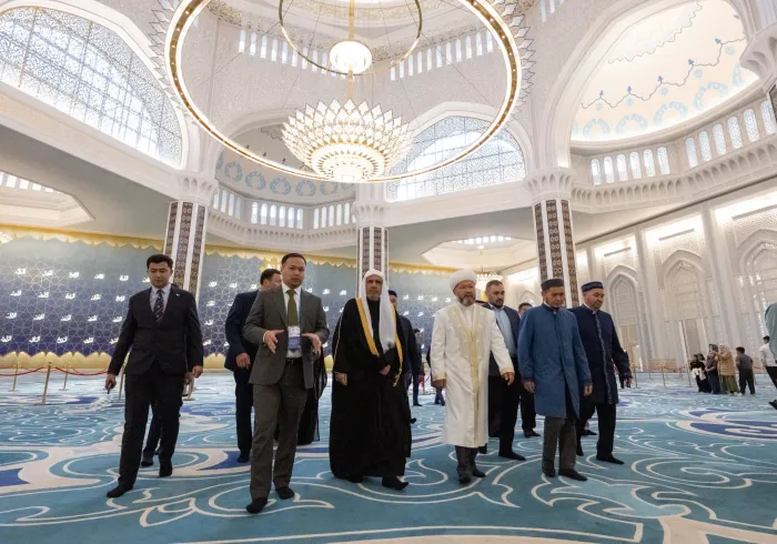 معالي الأمين العام، رئيس هيئة علماء المسلمين، فضيلة الشيخ د.⁧‫محمد العيسى‬⁩ ‬⁩، يزور جامع "أستانا الكبير" بكازاخستان، ويستمع إلى شرحٍ عنه من سماحة مفتي عام كازاخستان، الشيخ نوريزباي حاج تاغانولي
