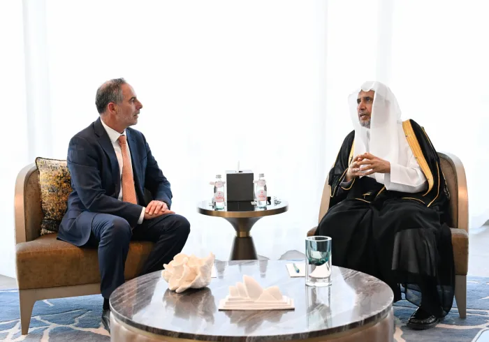 ‏استقبلَ معالي الأمين العام، رئيسُ هيئة علماء المسلمين، فضيلةُ الشيخ د.⁧‫محمد العيسى‬⁩ ⁦‪‬⁩، في مقرّ إقامته بمدينة "سيدني"، معاليَ وزير خدمةِ العملاء والحكومة الرقمية وخدمات الطوارئ والشباب السيد جهاد ديب