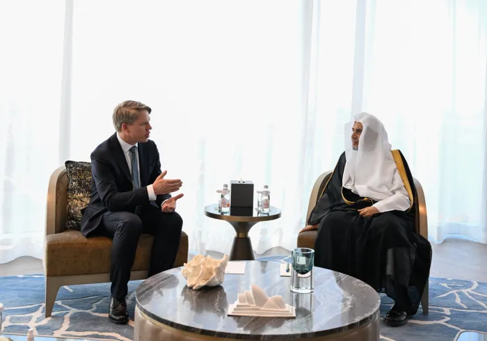 ‏استقبلَ معالي الأمين العام، رئيسُ هيئة علماء المسلمين، فضيلةُ الشيخ د.⁧‫محمد العيسى‬⁩ ⁦‬⁩، في مقرّ إقامته بمدينة "سيدني"، معالي الأمين العام للحزب الحاكم، حزب العمال، السيد بول إريكسون