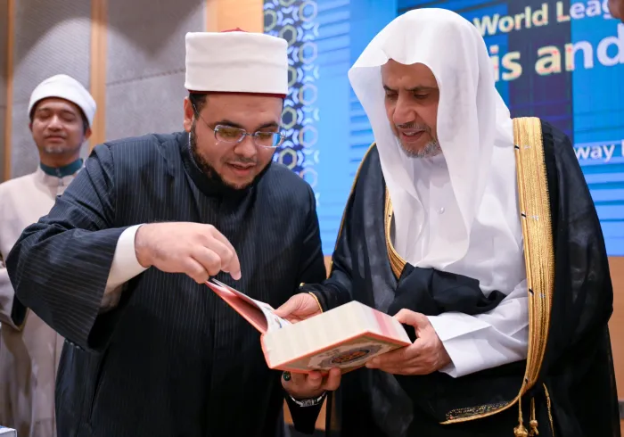 Le Secrétaire général, cheikh Mohammed Al-Issa a tenu, dans la capitale malaisienne Kuala Lumpur, une réunion avec d’éminents oulémas de Malaisie issus de l’ensemble des États, en présence du Grand imam, Mufti général de Malaisie, cheikh Ahmad Fauwaz