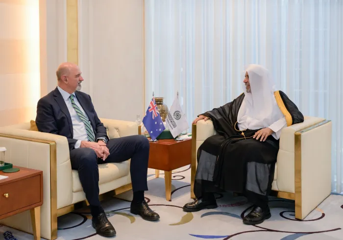 استقبلَ معالي الأمين العام، رئيس هيئة علماء المسلمين، فضيلة الشيخ د.⁧‫محمد العيسى‬⁩‬⁩ في مكتبه بالرياض، ظُهرَ اليوم، سعادةَ سفير أستراليا لدى المملكة العربية السعودية، السيد مايلز روبرت أرميتاج