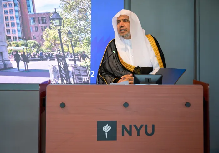 Concernant l’intelligence artificielle et le discours de haine sur les plateformes de réseaux sociaux : L’Université de New York organise une conférence et une table ronde avec le Secrétaire général de la Ligue islamique mondiale