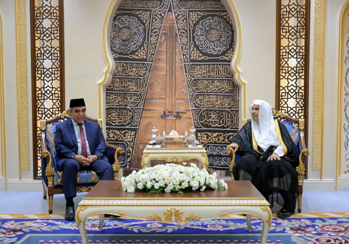 استقبلَ معالي الأمين العام، رئيس هيئة علماء المسلمين، فضيلة الشيخ د.⁧‫محمد العيسى‬⁩ ⁦‪‬⁩، معالي رئيس مجلس الشورى الشعبي الإندونيسي، السيد أحمد موزاني