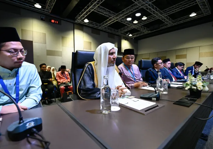 En marge du troisième Sommet international des représentants religieux : Le Secrétaire général, cheikh Mohammed Al-Issa a rencontré, dans la capitale malaisienne Kuala Lumpur, de jeunes responsables parmi les étudiants universitaires et les chercheurs